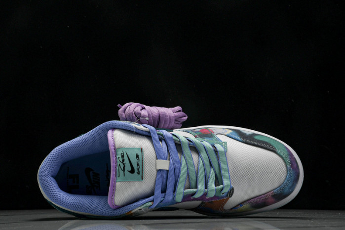 futura laboratories x dunk low sb