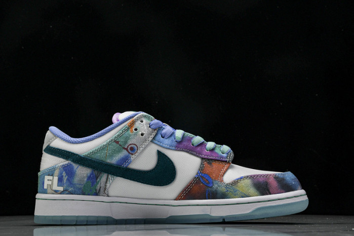 futura laboratories x dunk low sb